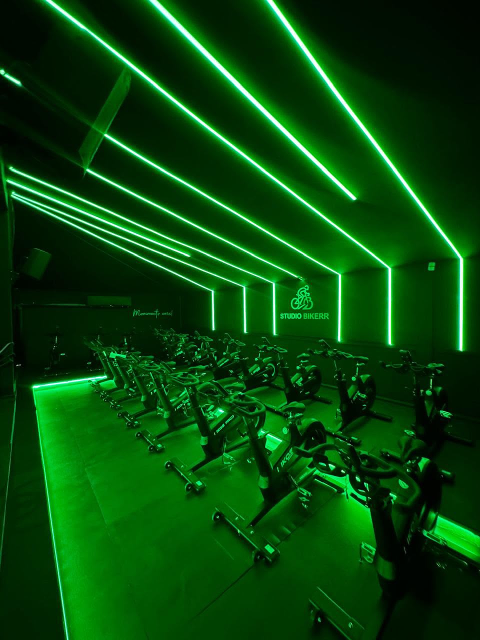 Sala de bike indoor com iluminação verde
